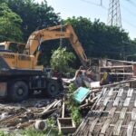 Penertiban bangunan liar di Jalan Raya Tenggilis Mejoyo Surabaya, Kamis (13/2/2025) | Foto: dok. Pemkot Surabaya