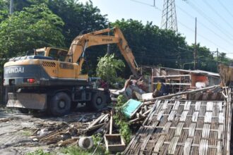 Penertiban bangunan liar di Jalan Raya Tenggilis Mejoyo Surabaya, Kamis (13/2/2025) | Foto: dok. Pemkot Surabaya