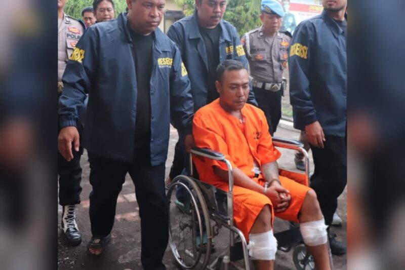 Terduga pelaku penikaman saat digelandang ke Mapolresta Denpasar | Sumber Foto: dok. Polresta Denpasar
