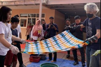 Kegiatan seni shibori bersama anak-anak disabilitas di Rumah Anak Prestasi (RAP), Jalan Nginden Semolo Surabaya, Kamis (20/2/2025) | Foto: dok. Pr Midtown Hotels Indonesia