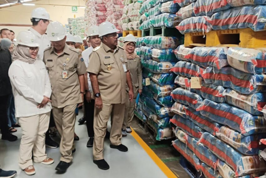 Wagub DKI Jakarta, Rano Karno saat melakukan kunjungan ke Pasar Induk Beras Cipinang dan Gudang PT Food Station Tjipinang Jaya, Sabtu (22/2/2025) | Foto: dok. Pemprov DKI