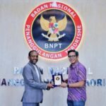 Deputi Bidang Kerjasama Internasional BNPT, Andhika Chrisnayudhanto (kanan) saat menerima kunjungan delegasi Persatuan Emirat Arab di kantor BNPT, Sentul, Jumat (21/2/2025) | Sumber Foto: dok. BNPT RI