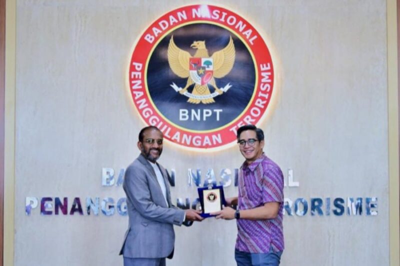 Deputi Bidang Kerjasama Internasional BNPT, Andhika Chrisnayudhanto (kanan) saat menerima kunjungan delegasi Persatuan Emirat Arab di kantor BNPT, Sentul, Jumat (21/2/2025) | Sumber Foto: dok. BNPT RI