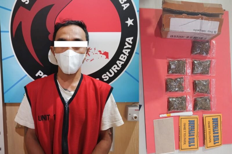 Tersangka bersama sejumlah barang bukti saat diamankan di Satresnarkoba Polrestabes Surabaya | Foto: dok. Polrestabes Surabaya