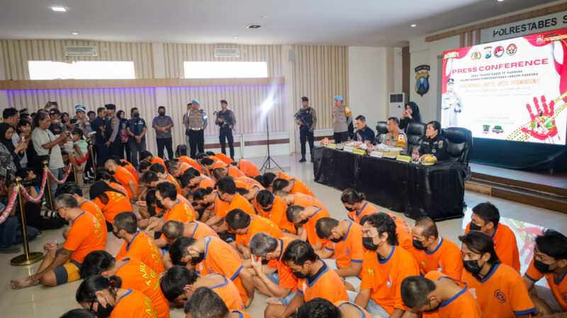 Ratusan tersangka kasus narkotika dihadirkan dalam konferensi pers di Mapolrestabes Surabaya, Jumat (7/2/2025) sore | Foto: Ariandi K/BI