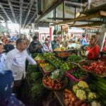 Wali Kota Surabaya, Eri Cahyadi saat meninjau stok bahan pangan di salah satu pasar tradisional di Surabaya | Foto: dok. Pemkot Surabaya