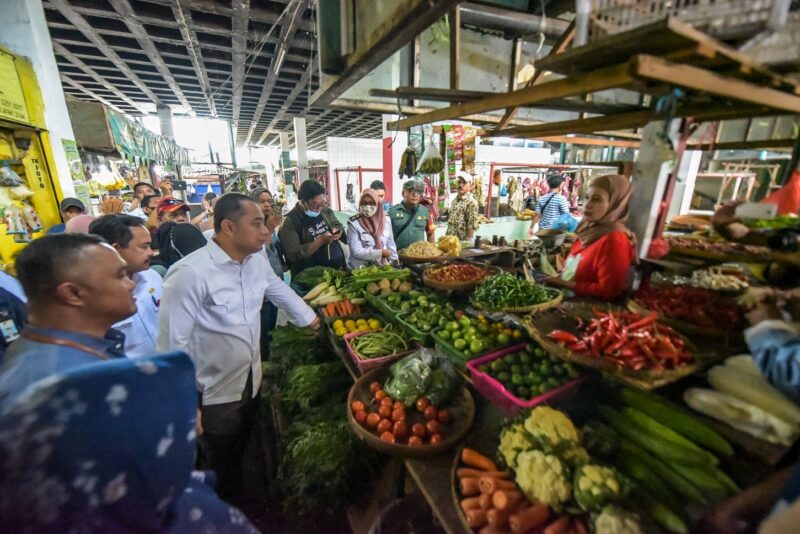 Wali Kota Surabaya, Eri Cahyadi saat meninjau stok bahan pangan di salah satu pasar tradisional di Surabaya | Foto: dok. Pemkot Surabaya