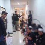 Puluhan orang saat dilakukan pendataan di Kantor Satpol PP Surabaya | Foto: dok. Satpol PP Surabaya