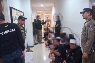 Puluhan orang saat dilakukan pendataan di Kantor Satpol PP Surabaya | Foto: dok. Satpol PP Surabaya