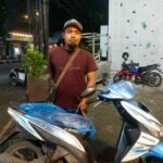 Setyo Hadi (39), warga Benowo Surabaya bersama motornya, usai ditemukan oleh Tim Jatanras Polda Jatim | Foto: Dms/Istimewa