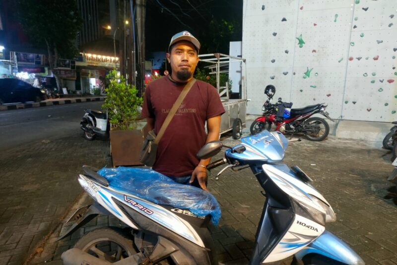 Setyo Hadi (39), warga Benowo Surabaya bersama motornya, usai ditemukan oleh Tim Jatanras Polda Jatim | Foto: Dms/Istimewa