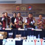 Konferensi pers pengungkapan laboratorium pembuatan narkoba di salah satu rumah di kawasan Sentul City, Babakan Madang, Kabupaten Bogor, Jawa Barat, Kamis (5/2/2025) | Sumber Foto: Hum Polri