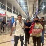 Buronan korupsi kredit bank Rp90 miliar saat tiba di Bandara Juanda sebelum kemudian dieksekusi ke Rutan Medaeng | Sumber Foto: Kejari Surabaya