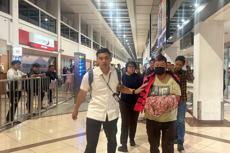 Buronan korupsi kredit bank Rp90 miliar saat tiba di Bandara Juanda sebelum kemudian dieksekusi ke Rutan Medaeng | Sumber Foto: Kejari Surabaya