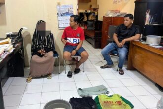 Berkerudung: Terduga pelaku pembunuhan berinisial MW (38) saat diamankan pihak kepolisian | Sumber Foto: dok. Hum Polres Bone