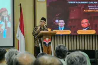 Wamen Dikdasmen Atip Latipulhayat, saat menjadi pembicara dalam kuliah umum di Auditorium Fakultas Ilmu Pendidikan, Universitas Pendidikan Indonesia (UPI), Kota Bandung, Jawa Barat, Senin (17/2/2025) | Foto: dok. Kemdikdasmen