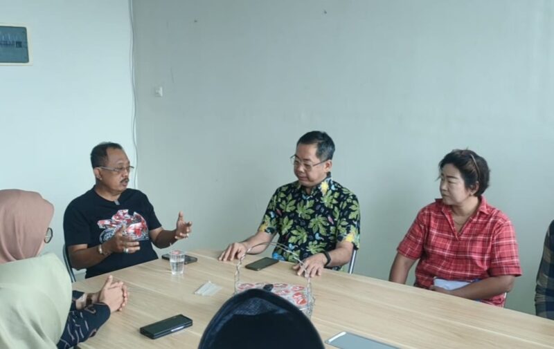 Wakil Wali Kota Surabaya Armuji, saat melakukan mediasi antara penghuni dan pengelola Apartemen Bale Hinggil Surabaya, Rabu (26/2/2025) | Foto: Dimas AP/BI
