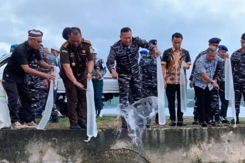 Pemusnahan barang bukti miras ilegal hasil penyitaan yang berlangsung dalam konferensi pers di Mako Lantamal IX Ambon, Kamis (27/02/2025) | Sumber Foto: dok. Lantamal IX