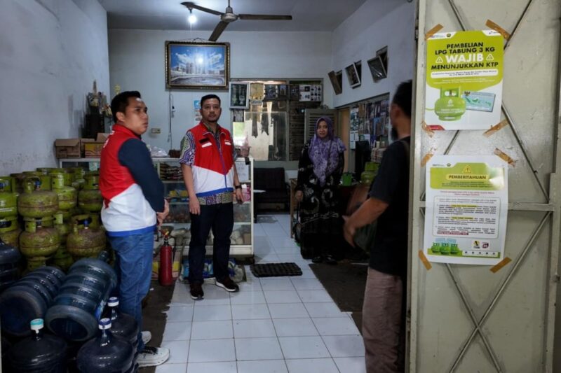 Pemantauan di salah satu sub-pangkalan penjualan Gas LPG 3 Kg di Kota Surabaya | Sumber Foto: dok. Pemkot Surabaya