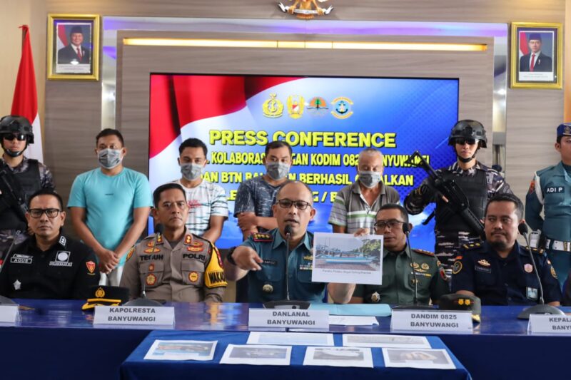 Konferensi pers penangkapan pelaku illegal fishing di Perairan Pulau Tabuhan | Sumber Foto: Dispen Koarmada II