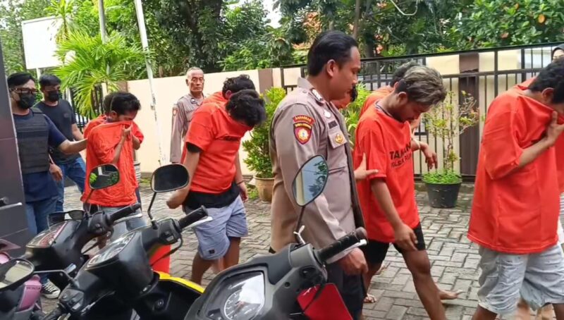 Konferensi pers ungkap kasus jaringan pencurian kendaraan bermotor (curanmor) yang digelar di Mapolsek Rungkut Surabaya, Rabu (5/3/2025) | Foto: Dimas AP/BI