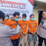 Ketiga pelaku penggelapan motor saat dihadirkan dalam konferensi pers di Mapolsek Sukolio, Polrestabes Surabaya, Rabu (12/3/2025) | Foto: Joko Irw/Bicara Indonesia