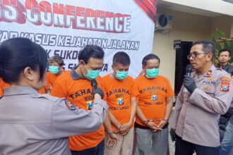 Ketiga pelaku penggelapan motor saat dihadirkan dalam konferensi pers di Mapolsek Sukolio, Polrestabes Surabaya, Rabu (12/3/2025) | Foto: Joko Irw/Bicara Indonesia