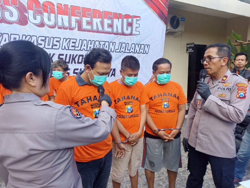 Ketiga pelaku penggelapan motor saat dihadirkan dalam konferensi pers di Mapolsek Sukolio, Polrestabes Surabaya, Rabu (12/3/2025) | Foto: Joko Irw/Bicara Indonesia