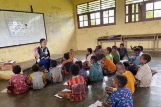 Dok. Seorang guru mengajar di SDN Atti, Kampung Atti, Distrik Minyamur, Kabupaten Mappi, Papua Selatan | Sumber Foto: Puslapdik Kemdikdasmen