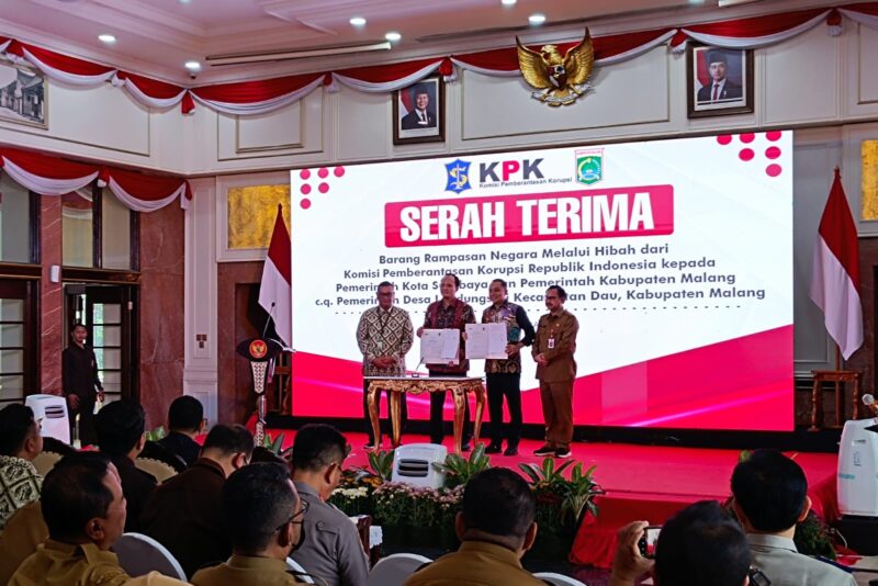 Acara serah terima Barang Rampasan Negara melalui mekanisme hibah di Lobi Lantai 2 Balai Kota Surabaya, Selasa (18/3/2025) | Foto: Dna/Bicara Indonesia