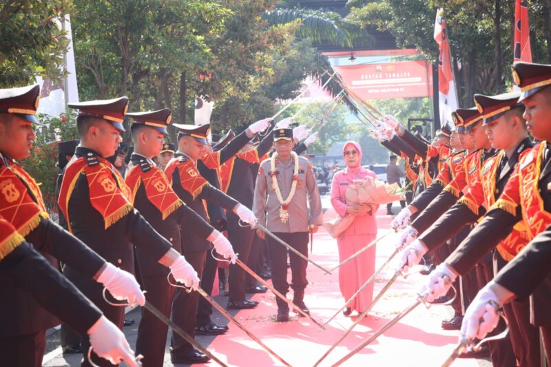 Tradisi pedang pora penyambutan Kapolda Jatim yang baru, Irjen Pol Nanang Avianto, di halaman Mapolda Jatim, Rabu (19/3/2025) | Foto: Ariandi K/BI