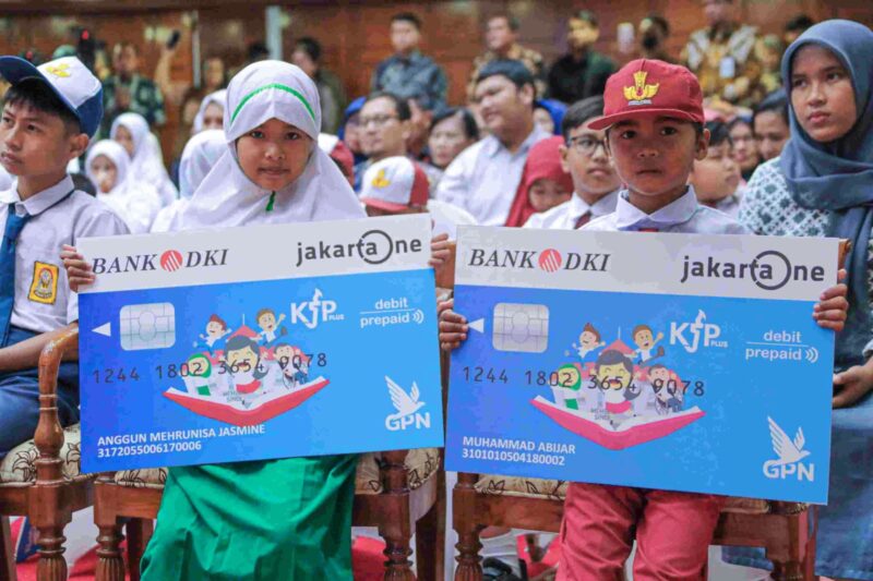 Acara penyerahan KJP Plus di Balai Agung, Balai Kota DKI Jakarta, pada Kamis (20/3/2025) | Sumber Foto: Kominfotik DKI Jakarta