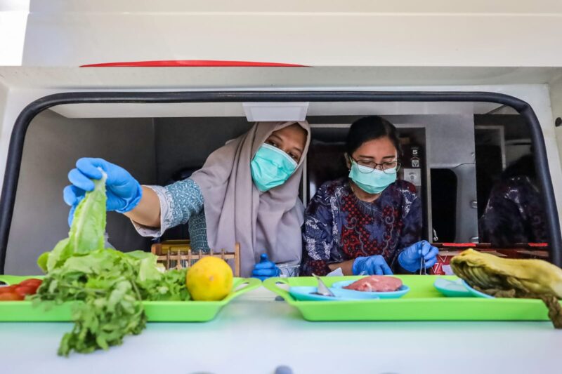 Petugas melakukan uji laboratorium terhadap beberapa sampel produk segar di Pasar Genteng Baru untuk memastikan keamanannya | Foto: Kominfo Surabaya