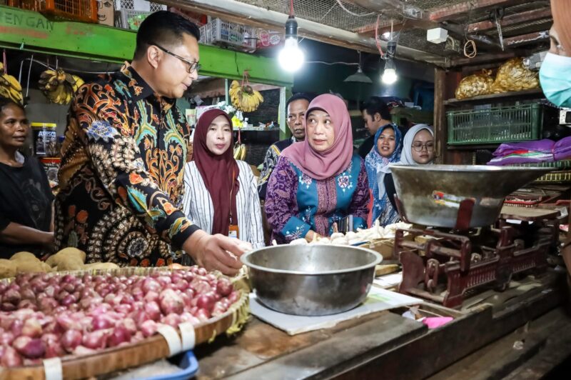 Pemantauan ketersediaan harga dan stok pangan di Pasar Genteng Baru Surabaya, Kamis (20/3/2025) | Foto: Kominfo Surabaya