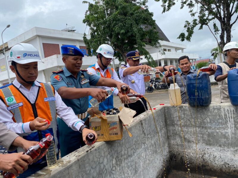 Pemusnahan miras hasil operasi dilaksanakan di halaman Kantor Pelindo Maumere pada Senin, (24/3/2025) | Sumber Foto: Dispen Koarmada II