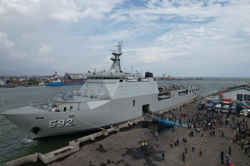 Lanal Semarang bersama Forkopimda melepas ratusan pemudik gratis dengan KRI Banjarmasin-592, Jumat (28/3/2025) | Sumber Foto: Dispen Koarmada II