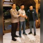 Kanit Intel Polsek Dringu, Polres Probolinggo Aipda Andik Muhyeni (tengah), saat menerima penghargaan dari Kapolres dan Bupati Probolinggo | Sumber Foto: Sc/Istimewa