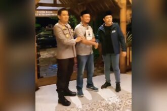 Kanit Intel Polsek Dringu, Polres Probolinggo Aipda Andik Muhyeni (tengah), saat menerima penghargaan dari Kapolres dan Bupati Probolinggo | Sumber Foto: Sc/Istimewa