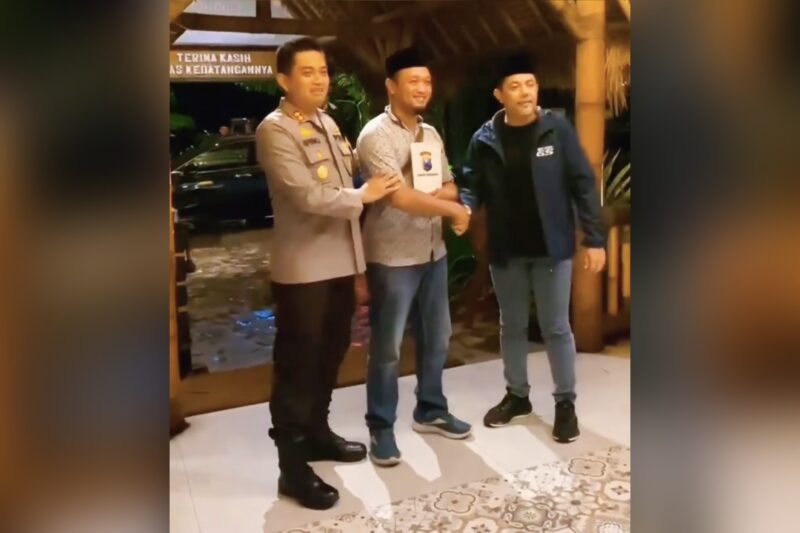 Kanit Intel Polsek Dringu, Polres Probolinggo Aipda Andik Muhyeni (tengah), saat menerima penghargaan dari Kapolres dan Bupati Probolinggo | Sumber Foto: Sc/Istimewa