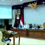 Kepala Bappedalitbang Kota Surabaya, Irvan Wahyudradjat menyampaikan paparan inovasi program di ruang sidang Wali Kota Surabaya, Sabtu (8/3/2025).