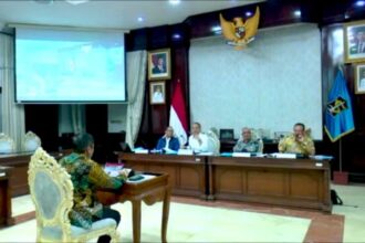 Kepala Bappedalitbang Kota Surabaya, Irvan Wahyudradjat menyampaikan paparan inovasi program di ruang sidang Wali Kota Surabaya, Sabtu (8/3/2025).