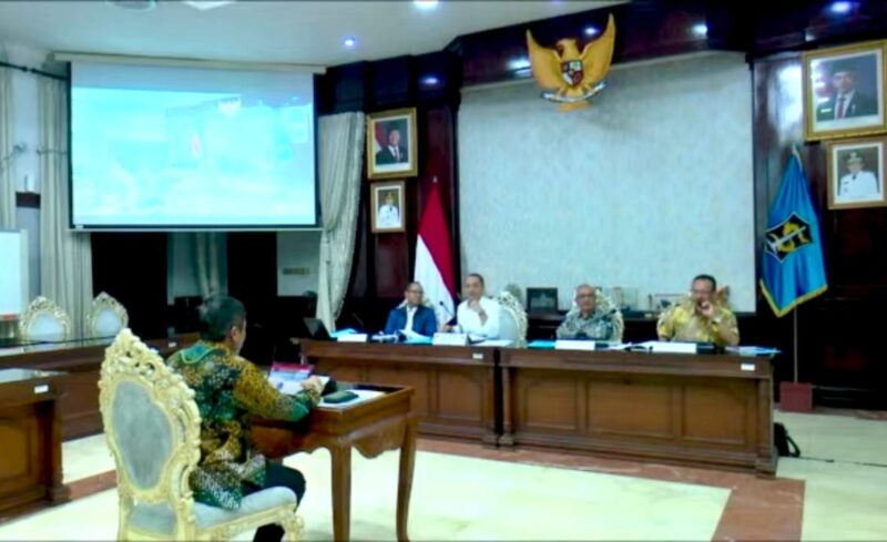 Kepala Bappedalitbang Kota Surabaya, Irvan Wahyudradjat menyampaikan paparan inovasi program di ruang sidang Wali Kota Surabaya, Sabtu (8/3/2025).