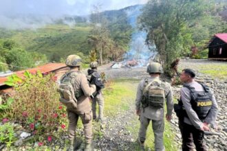 Tim Satgas Operasi Damai Cartenz-2025 melakukan penyisiran dan penyelidikan untuk mengungkap penyebab peristiwa kebakaran rumah | Sumber Foto: dok. Hum Satgas ODC 2025