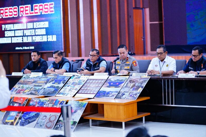 Bareskrim Polri mengamankan delapan orang tersangka dalam kasus penyalahgunaan BBM.