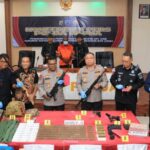 Konferensi pers pengungkapan penyelundupan senjata dan amunisi kepada KKB yang digelar di Mapolda Papua, Sabtu (8/3/2025) | Sumber Foto: Hum Satgas ODC 2025