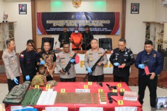 Konferensi pers pengungkapan penyelundupan senjata dan amunisi kepada KKB yang digelar di Mapolda Papua, Sabtu (8/3/2025) | Sumber Foto: Hum Satgas ODC 2025