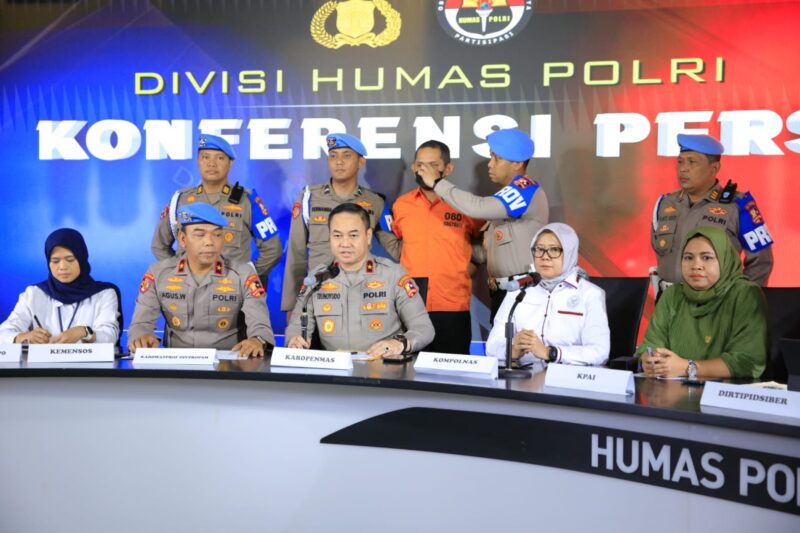 Konferensi pers ungkap kasus dugaan kekerasan seksual terhadap anak yang digelar di Mabes Polri, Jakarta Selatan, Kamis (13/3/2025) | Sumber Foto: Hum Polri