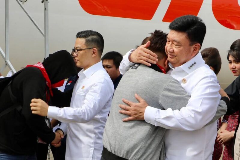 Menko Polhukam Budi Gunawan saat menyambut kedatangan para WNI di Bandara Soekarno-Hatta Selasa (18/3/2025) | Sumber Foto: Hum Kemenko Polkam