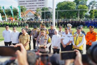 Kapolri Jenderal Pol Listyo Sigit Prabowo menyampaikan keterangan kepada awak media usai memimpin Apel Pasukan Operasi Ketupat di halaman Gedung Negara Grahadi, Surabaya, Kamis (20/3/2025) | Sumber Foto: Hum Polri