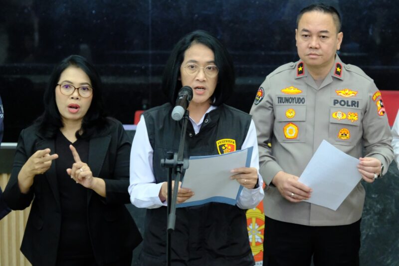 Direktur PPA dan PPO Bareskrim Polri, Brigjen Pol Nurul Azizah, saat memberikan keterangan pers di Jakarta, Jumat (21/3/2025) | Sumber Foto: Hum Polri
